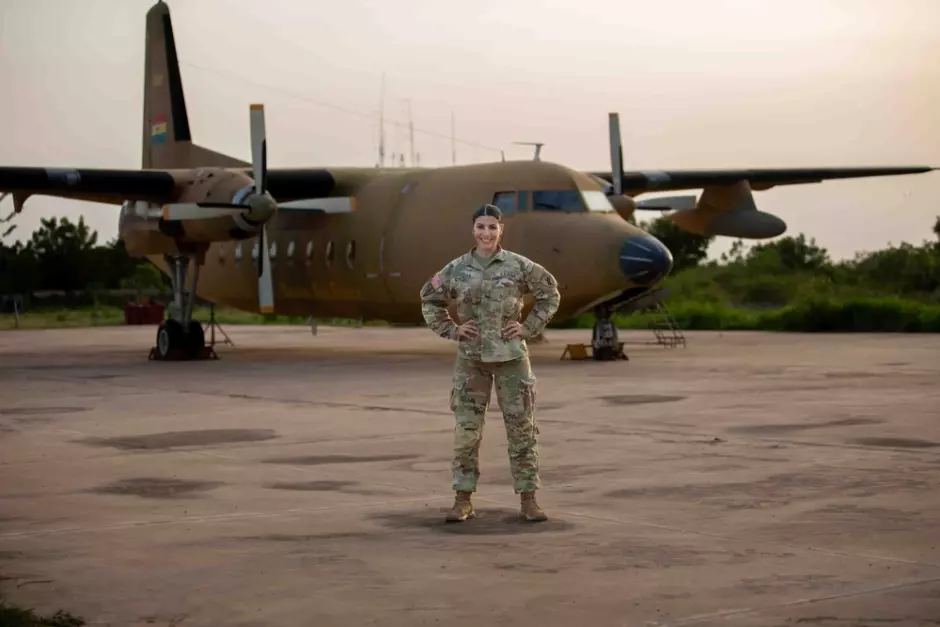 La mayor del ejército estadounidense Jennifer Stachura, líder del equipo de Asuntos Civiles del 437.º batallón de Asuntos Civiles, posa para una fotografía durante el ejercicio African Lion 2024