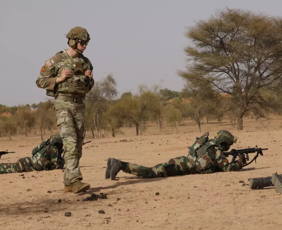 El Sargento del Ejército de EE.UU. Devin Sasser observa a las Fuerzas Armadas de Senegal durante un ejercicio de tiro