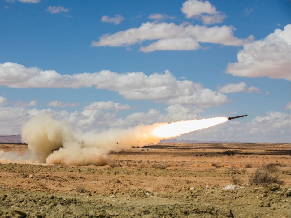 El Sistema de Cohetes de Artillería de Alta Movilidad M142 (HIMARS) dispara rondas reales durante un ejercicio de ensayo aire-tierra en Ben Ghilouf, Túnez