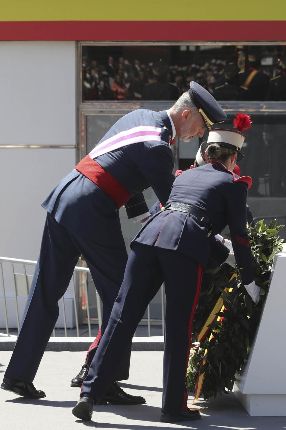 El Rey Felipe durante la ofrenda floral en el desfile del Día de las Fuerzas Armadas. Un homenaje a los caídos, durante el que el Rey, con uniforme de capitán general del Ejército del Aire, ha depositado una corona de laurel