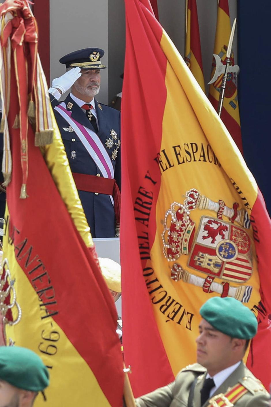 El Rey Felipe saluda al paso de la bandera española durante el desfile del Día de las Fuerzas Armadas celebrado en Oviedo