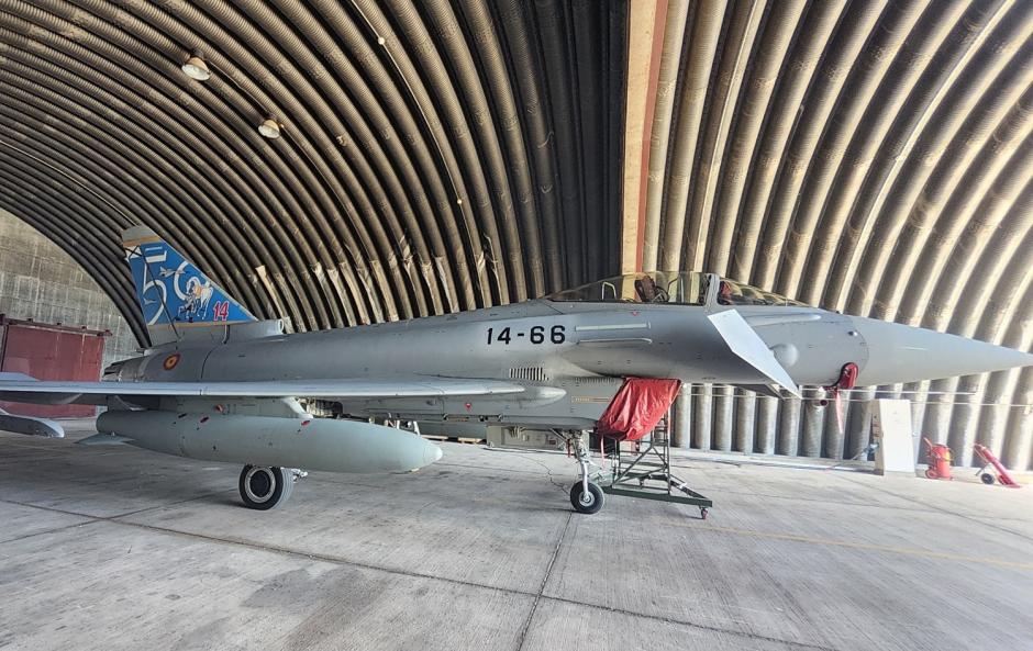 Eurofighter del Ala 14 de la base aérea de Albacete con el emblema de Don Quijote en la cola para celebrar sus 50 años