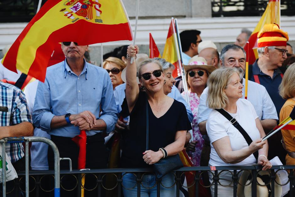 Varios manifestantes en la protesta convocada por el PP contra Sánchez