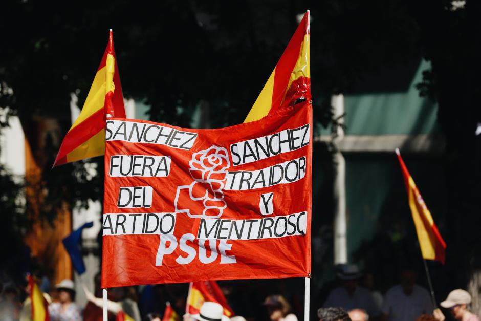 Una pancarta en protesta a Sánchez en la manifestación del PP