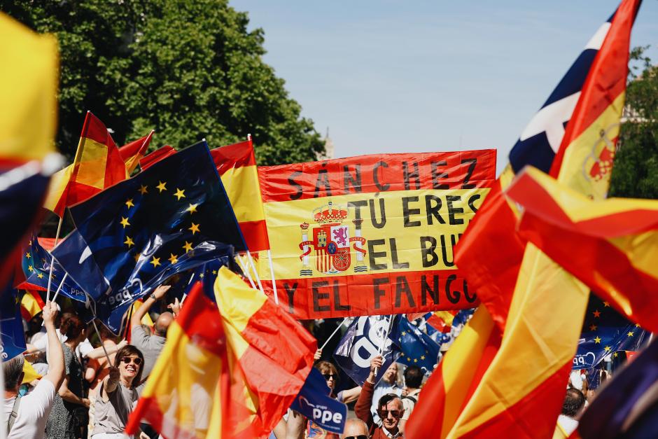 Banderas de España y de la UE en la manifestación del PP