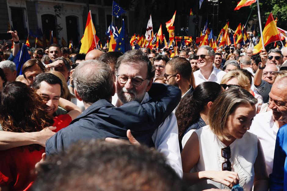 El expresidente Mariano Rajoy abraza a Feijóo durante la protesta contra la amnistía