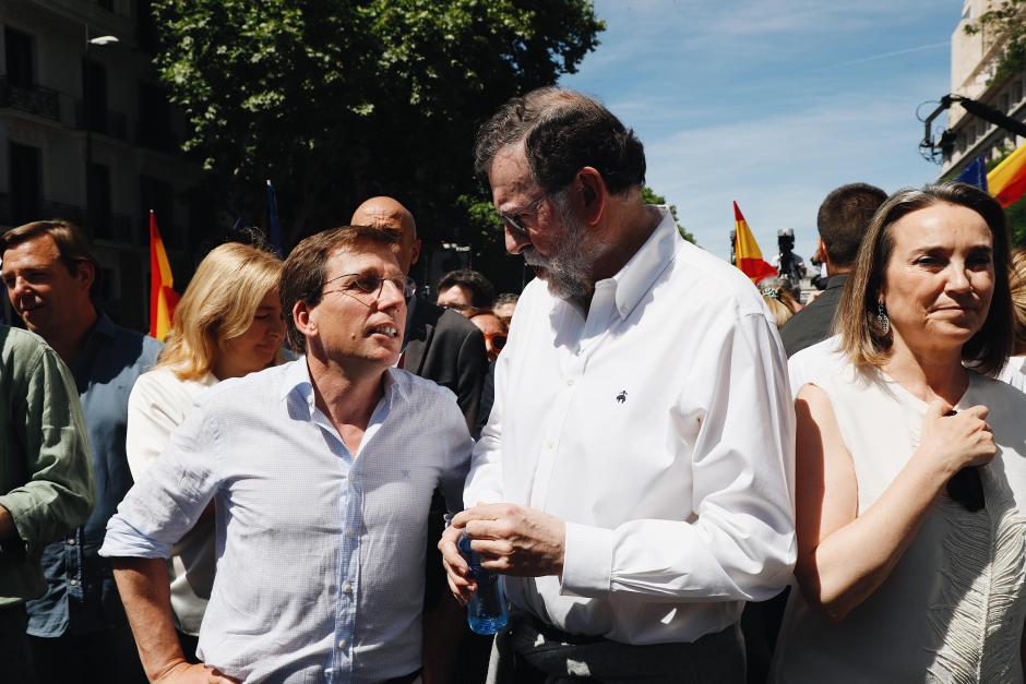 El expresidente Mariano Rajoy junto al alcalde de Madrid, José Luis Martínez Almeida
