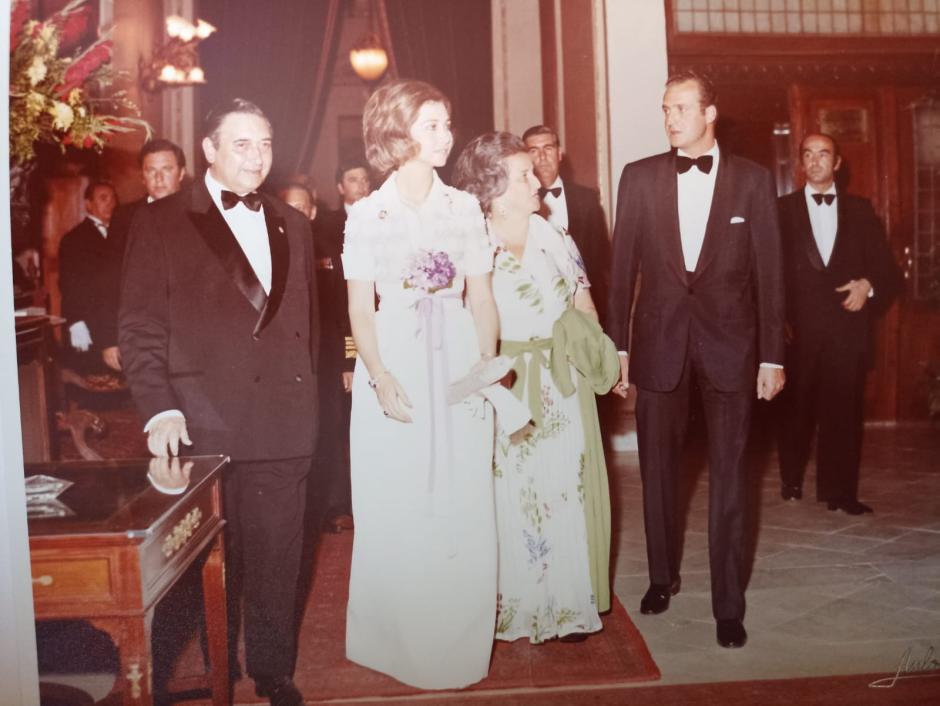 El matrimonio Araluce Letamendía con los Príncipes Juan Carlos y Sofía
en la cena de gala celebrada en la Diputación el 10 de julio de 1973