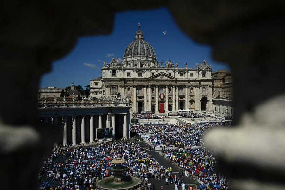 A general view show people gathering as Pope Francis presides a mass on World Children's Day at St Peter's Basilica in the Vatican on May 26, 2024. (Photo by Filippo MONTEFORTE / AFP)