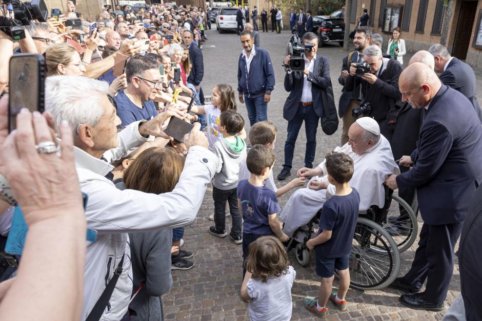 Rome (Italy), 24/05/2024.- Pope Francis (L) greets children in the parish of Saint Bernadette Soubirous during his meeting with around 80 children and young people in the context of the 'School of prayer', in preparation for the Jubilee 2025, in Rome, Italy, 24 May 2024. (Papa, Italia, Roma) EFE/EPA/MASSIMO PERCOSSI