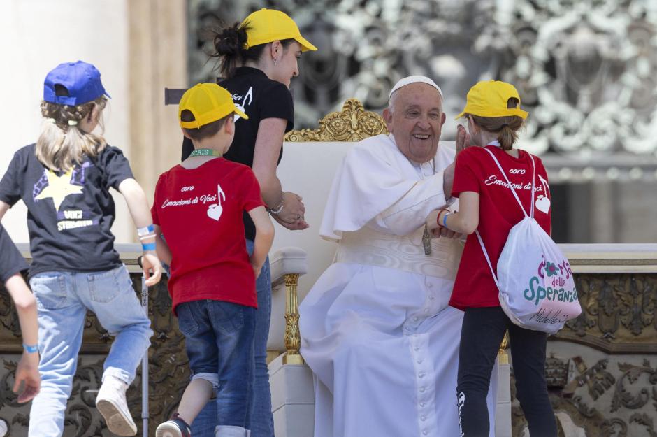 Vatican City (Vatican City State (holy See)), 26/05/2024.- Pope Francis greets children during a mass on World Children's Day in St. Peter's Square, Vatican City, 26 May 2024. The World Children's Day celebration move to St. Peter's Square on 26 May, to be presided over by Pope Francis, and will culminate with the Angelus and the Pope's greeting to children from around the world. (Papa) EFE/EPA/MASSIMO PERCOSSI
