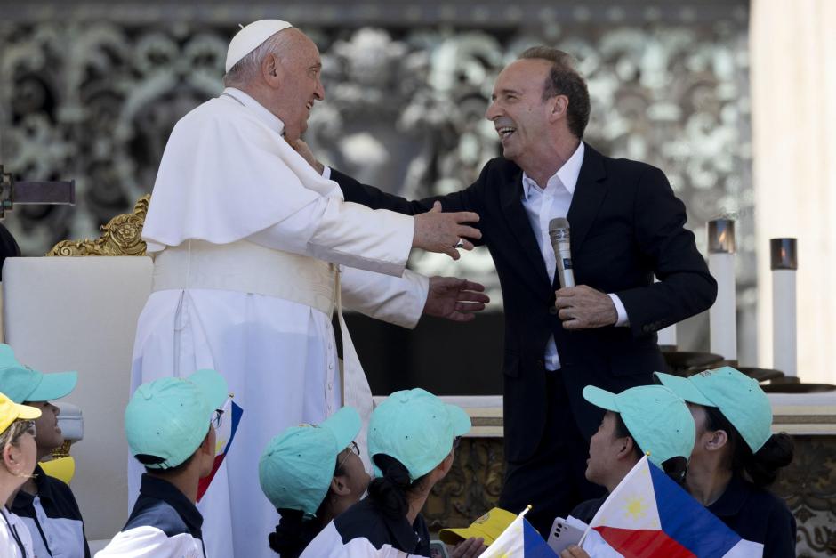 Vatican City (Vatican City State (holy See)), 26/05/2024.- Pope Francis greets Italian film director Roberto Benigni during a mass on World Children's Day at Saint Peter's Basilica in the Vatican City, 26 May 2024. The World Children's Day celebration move to St. Peter's Square on 26 May, to be presided over by Pope Francis, and will culminate with the Angelus and the Pope's greeting to children from around the world. (Papa) EFE/EPA/MASSIMO PERCOSSI