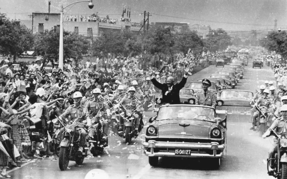 Con Chiang Kai-shek, el presidente estadounidense Dwight D. Eisenhower saludó a las multitudes durante su visita a Taipéi en junio de 1960