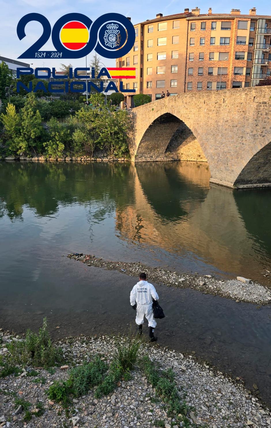 Un integrante de los TEDAX se acerca al puente de Santa Engracia de Pamplona
