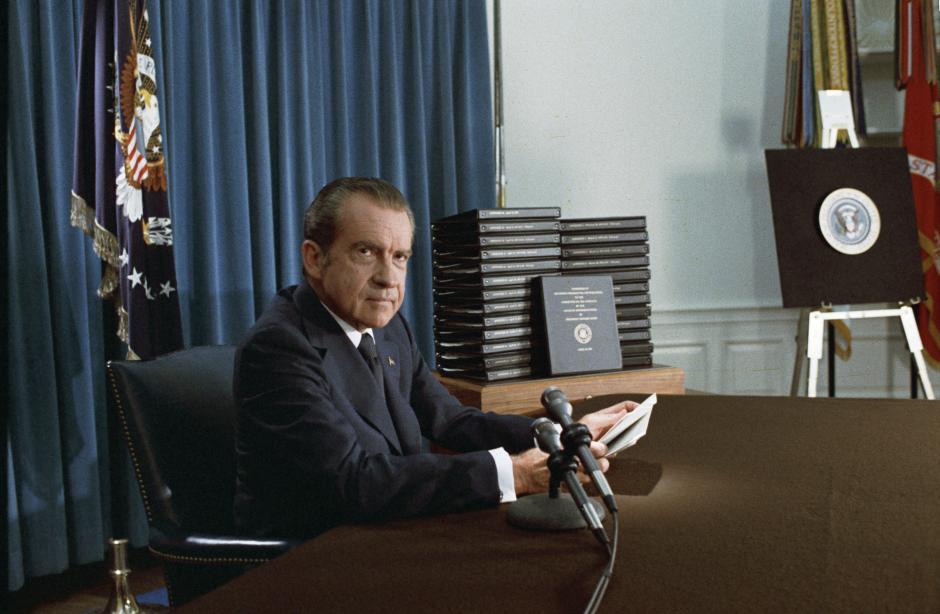 El Presidente Nixon con sus transcripciones editadas de las cintas de la Casa Blanca citadas por el Fiscal Especial, durante su discurso a la Nación sobre Watergate