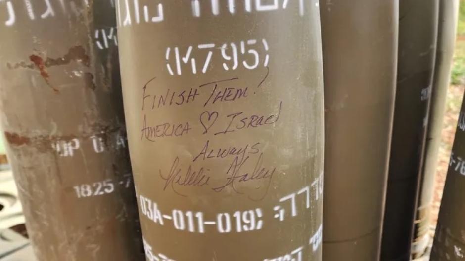 Mensaje y firma de Nikki Haley en un proyectil de artillería en el norte de Israel