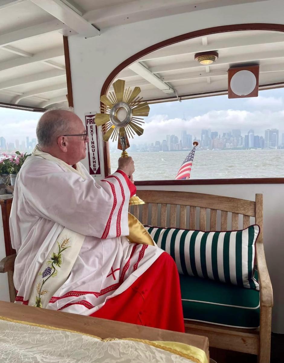 El cardenal Timothy Dolan bendice la ciudad de Nueva York durante una procesión en barco