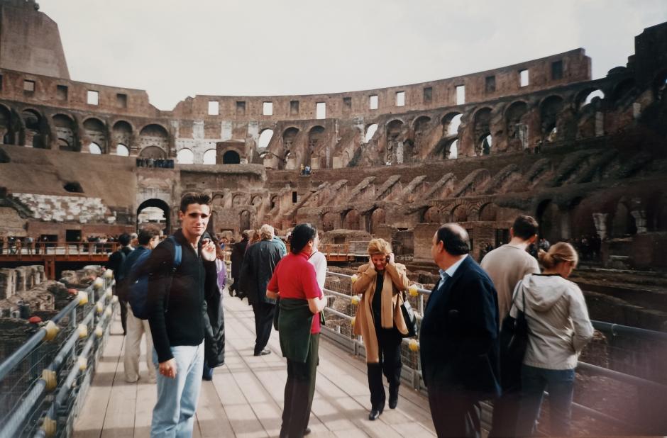 El autor del artículo, en noviembre de 2001, en el Coliseo, con la mochila