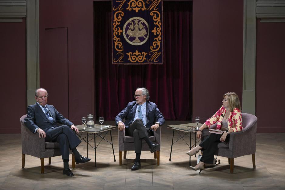 Rafael Spottorno, Elena Valenciano y Javier Ayuso, en el coloquio del Ateneo de Madrid