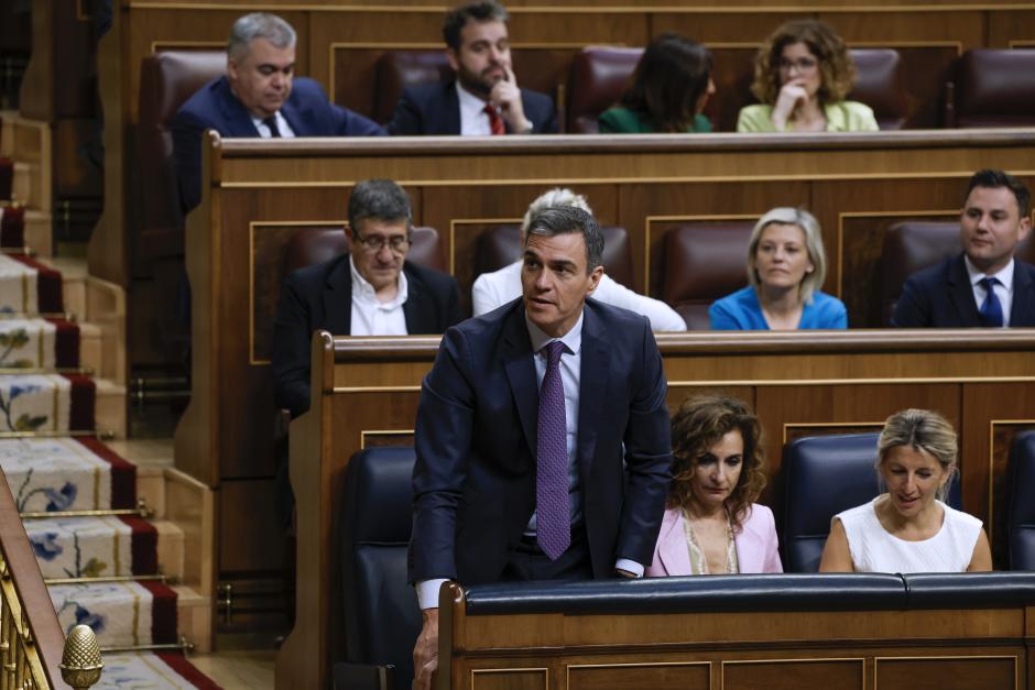 Pedro Sánchez en el momento de levantarse para votar "sí" a la amnistía