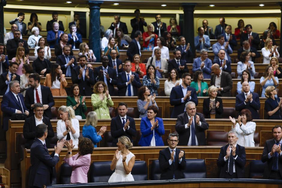 Los diputados del PSOE, aplaudiéndose y aplaudiendo a Pedro Sánchez