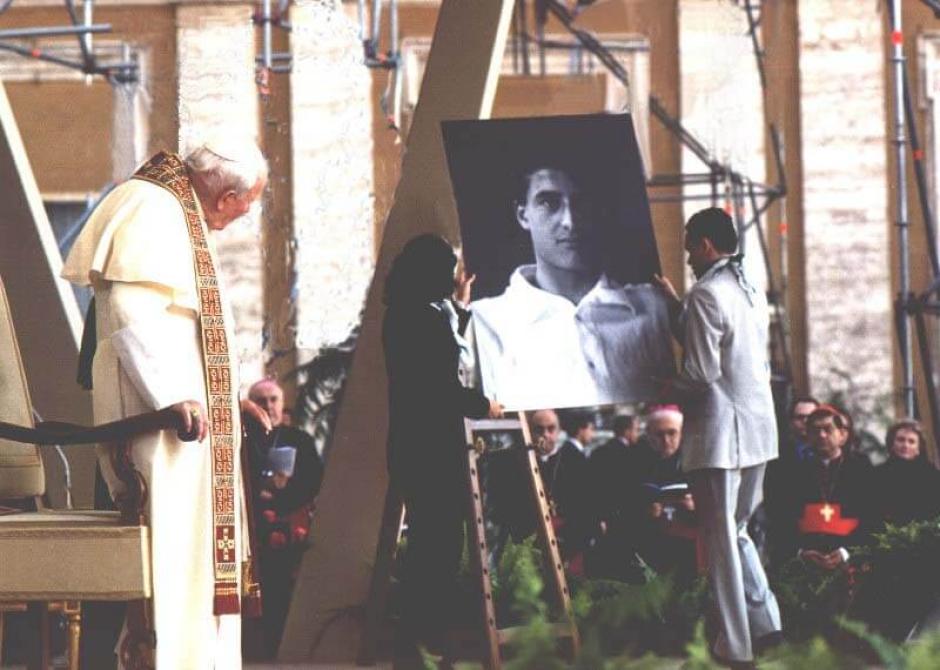 San Juan Pablo II contempla una imagen de Frassati, al que beatificó en 1990