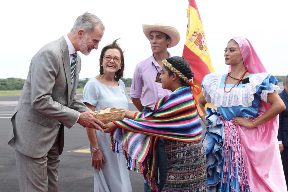 Don Felipe, a su llegada al aeropuerto de San Salvador, donde fue recibido con honores