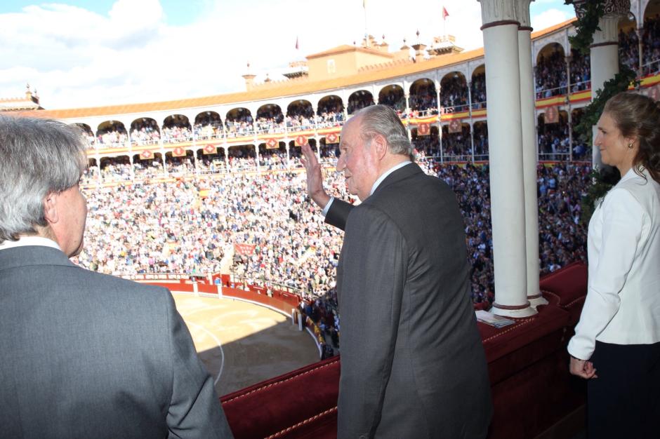 El rey Don Juan Carlos recibe la ovación del público en la última corrida de toros que presidió como Monarca