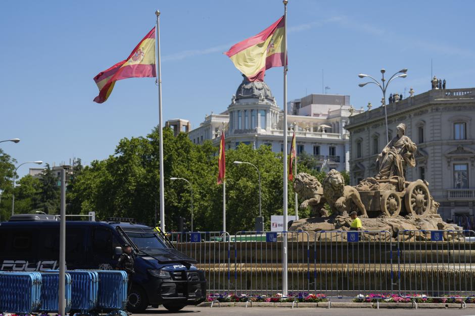 Ambiente en la plaza de Cibeles en Madrid horas antes de la final de la Champions que se celebra esta noche entre el Real Madrid y el Dortmund