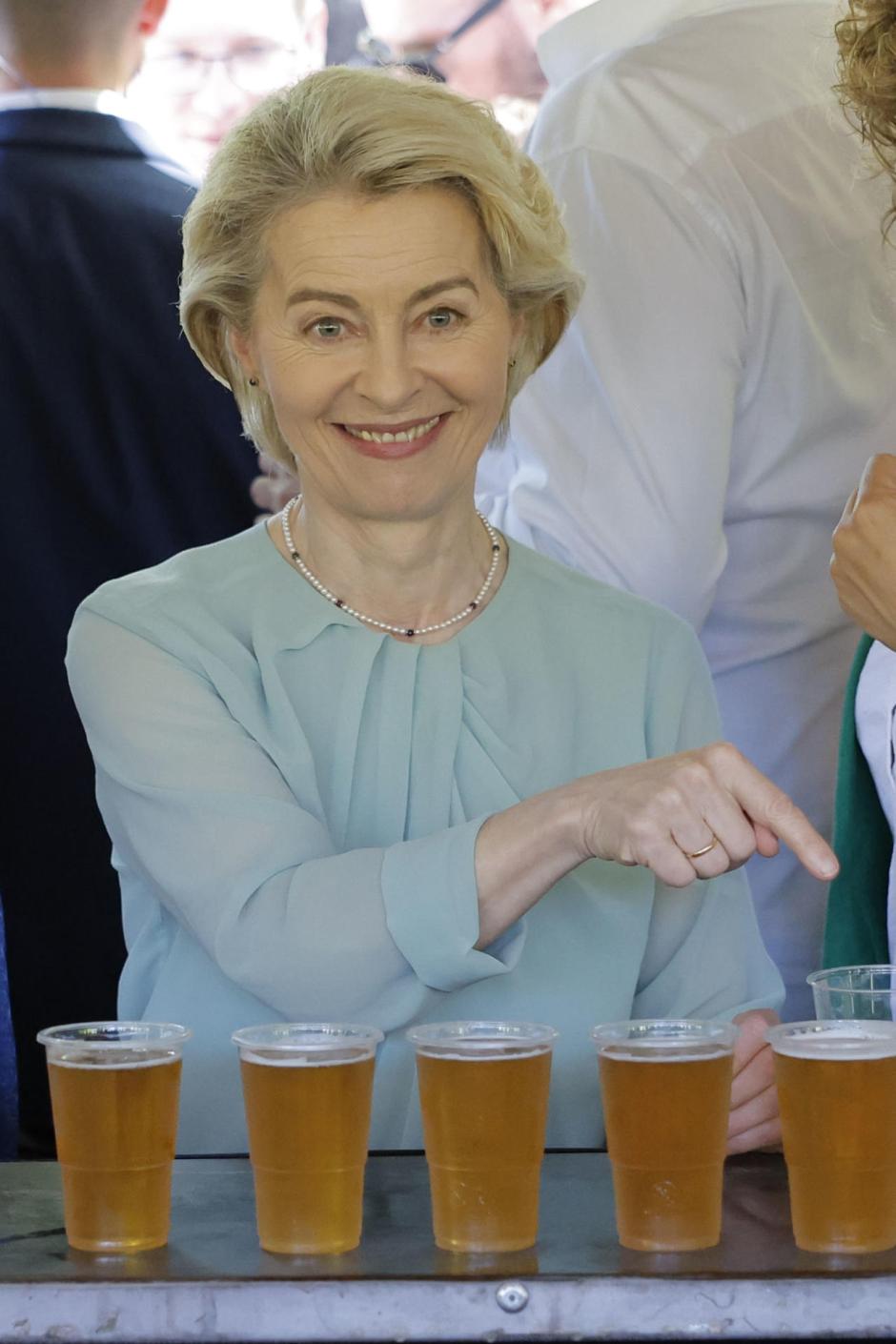 O PINO (A CORUÑA), 01/06/2024.- La presidenta de la Comisión Europea, Ursula von der Leyen (c), con el presidente del Partido Popular Alberto Núñez Feijóo (d), el presidente de la Xunta Alfonso Rueda (izq) y la candidata Dolores Montserrat (i) brindan con cerveza en la tradicional Romería de O Pino, cerca de Santiago de Compostela, hoy en la localidad coruñesa. EFE/ Lavandeira Jr