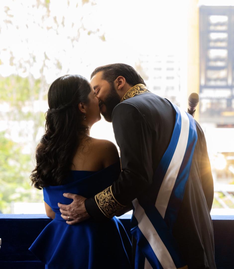 Bukele besa a su esposa desde el balcón del Palacio Nacional