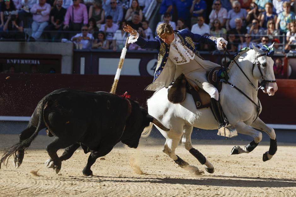 Rui Fernandes, con su primer toro en la corrida de rejones de este sábado