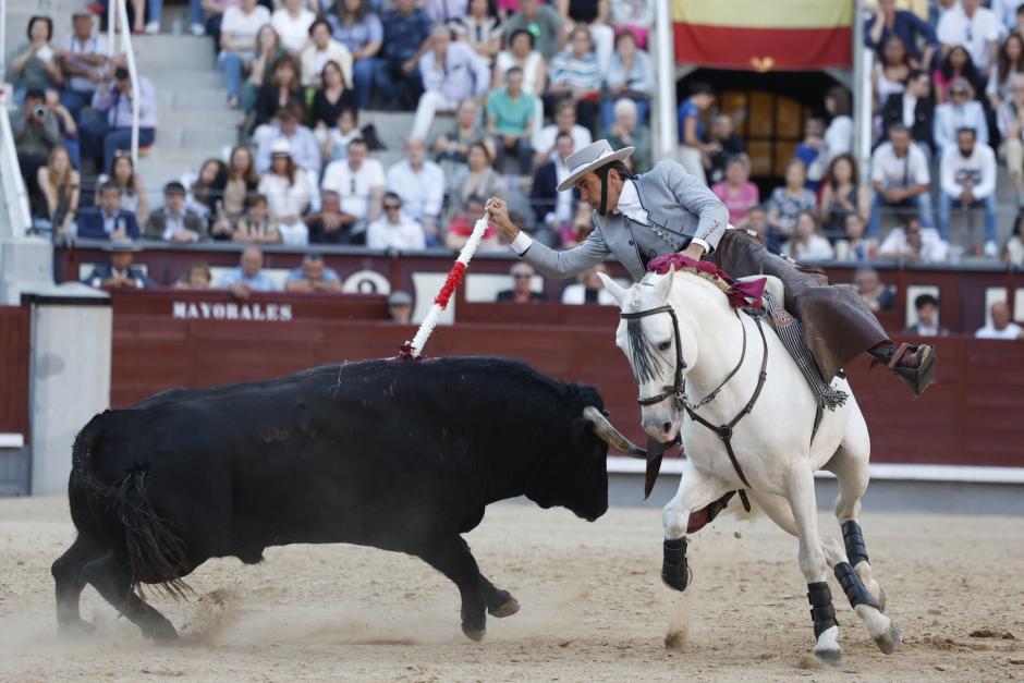 Sergio Galán con su primer toro, de nombre Cantina y 553 kilos, al que cortó una oreja