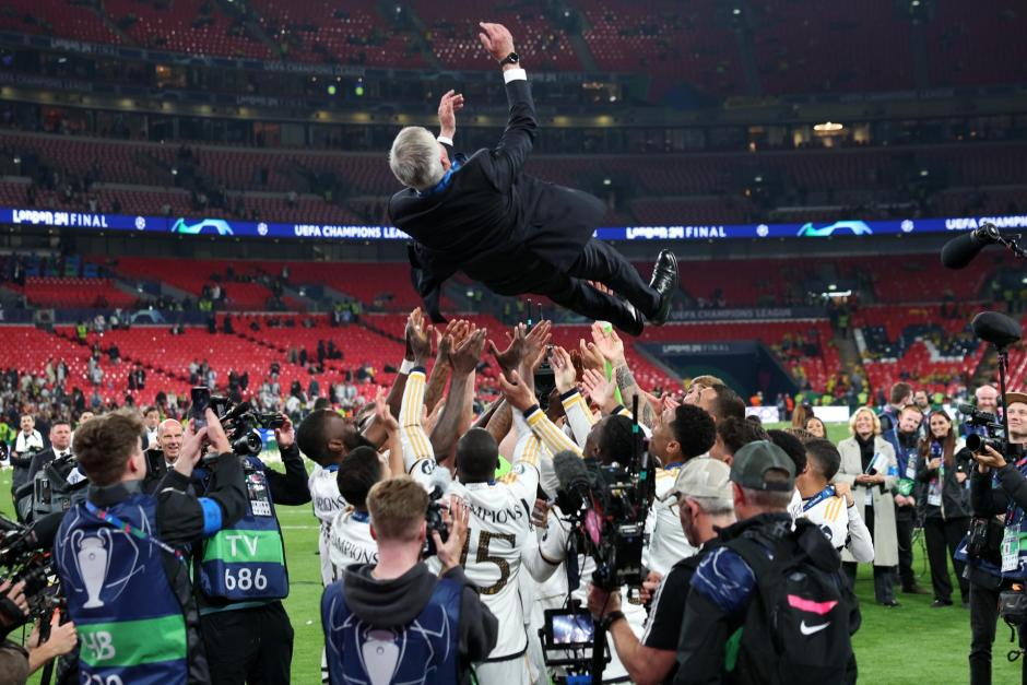 Los jugadores del Real Madrid mantean a Ancelotti, que ha ganado su tercera Champions con el club blanco