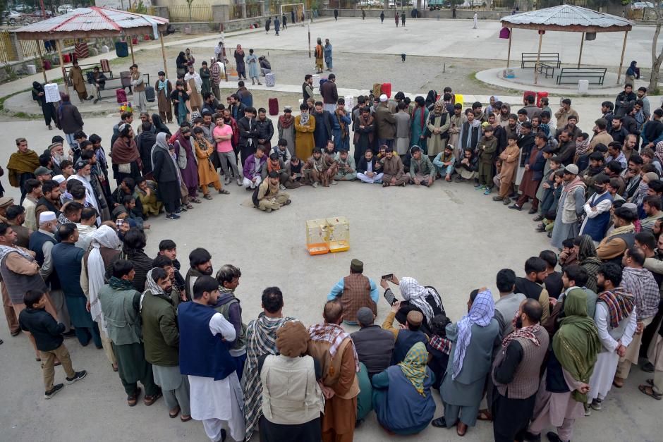 Un grupo de hombres observa un duelo de canto de pájaros en Kabul