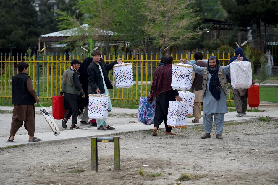 Participantes de un concurso de canto de pájaros en Kabul muestran las jaulas en las que guarecen a sus 'competidores'