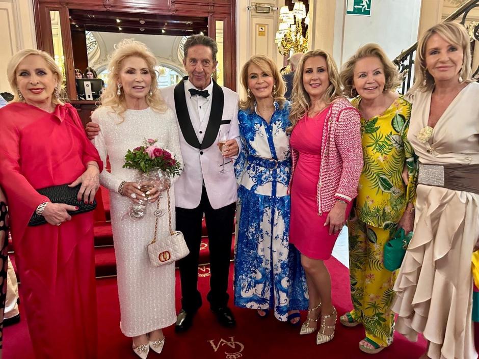 Los novios y los invitados