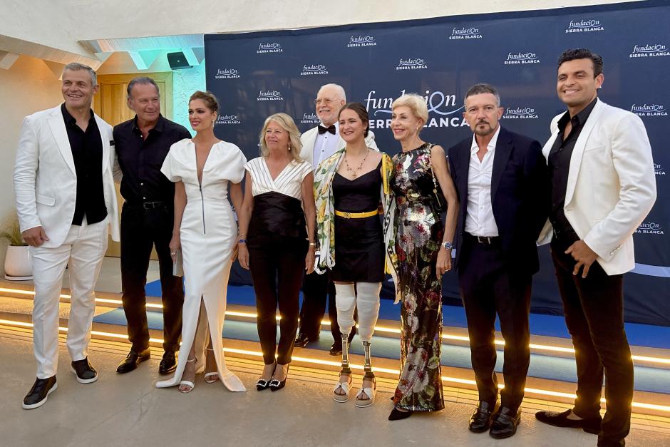 MARBELLA, 31/05/2024.- (De izq a der) El director general de Sierra Blanca, Luis Rodríguez; el cantante Bertín Osborne; la actriz y modelo Mar Saura; la alcaldesa de Marbella, Ángeles Muñoz; el presidente de Sierra Blanca, Pedro Rodríguez; la campeona del mundo de surf adaptado Sarah Almagro; una de las patronas de la Fundación, Nidia Rodriguez; el actor Antonio Banderas; y el director general, Carlos Rodríguez, posan anoche durante la primera edición de la gala benéfica de la Fundación Sierra Blanca en Marbella. EFE/Esther Gómez