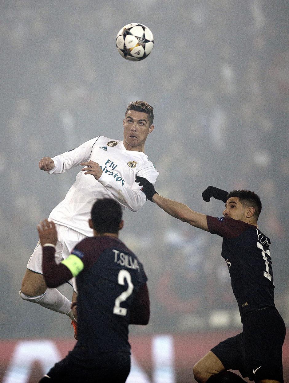 Cristiano Ronaldo anota durante el partido de vuelta entre París Saint-Germain (PSG) y Real Madrid de los octavos de final de la Liga de Campeones en 2018