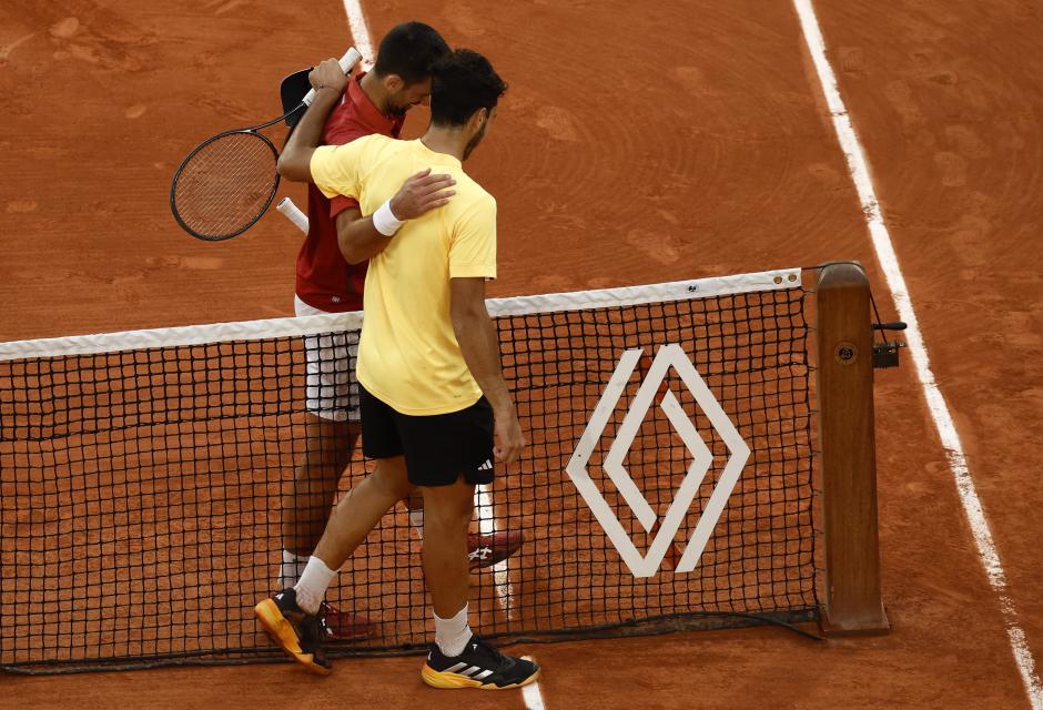 El tenista serbio Novak Djokovic celebra el pase a cuartos de final de Roland Garros tras vencer a Francisco Cerundolo