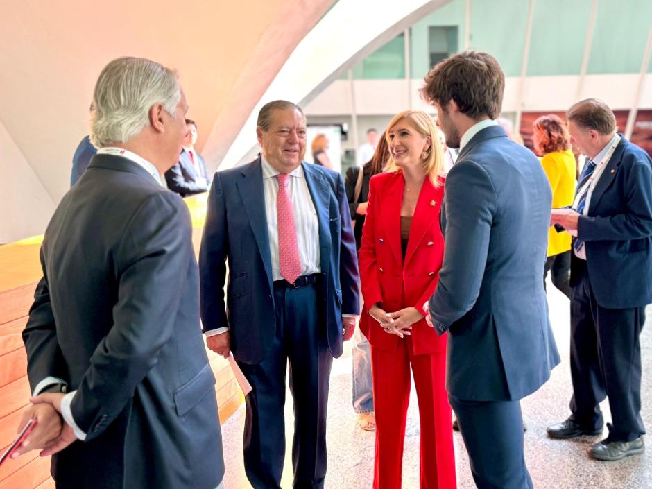 Pradas, con el presidente de la patronal valenciana, Vicente Boluda y el portavoz del Ayuntamiento