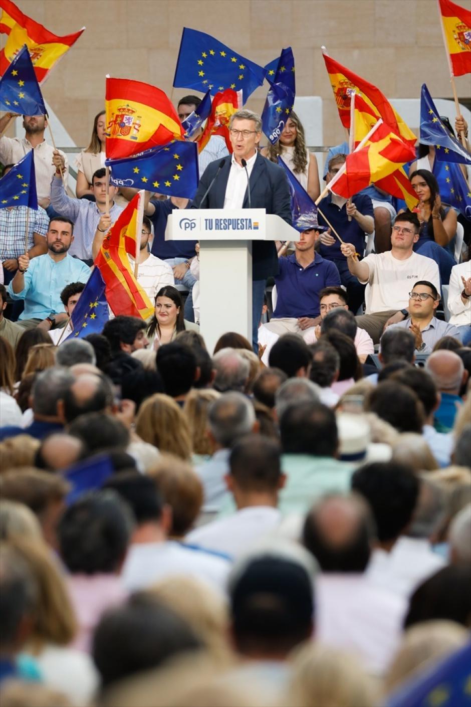 El presidente del Partido Popular, Alberto Núñez Feijóo, interviene durante un acto de campaña electoral del Partido Popular