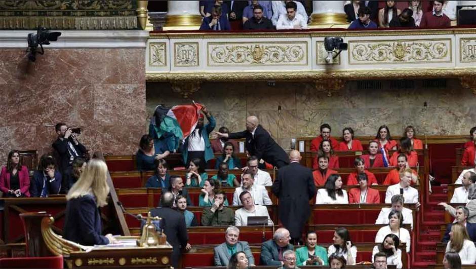 Momento en el que Rachel Keke sacó la bandera de Palestina en la Asamblea Nacional