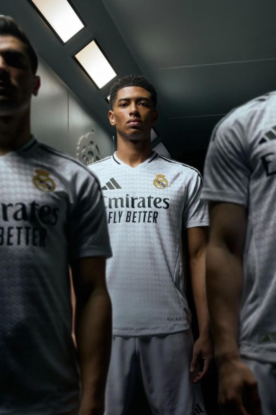 El Real Madrid y adidas presentan la camiseta para la temporada 2024-25. En esta ocasión, es un diseño minimalista en el que el color blanco incorpora un patrón de pata de gallo personalizado con las iniciales RM. Los detalles de la equipación son en negro, como el patrocinador, el logotipo de adidas, las franjas de los hombros y la línea del cuello en V.

La camiseta, que con este diseño limpio hace referencia al ADN del Real Madrid, está confeccionada con los materiales más avanzados y cuenta con la tecnología HEAT.RDY, que regula el flujo del aire para mantener a los jugadores frescos durante los partidos.