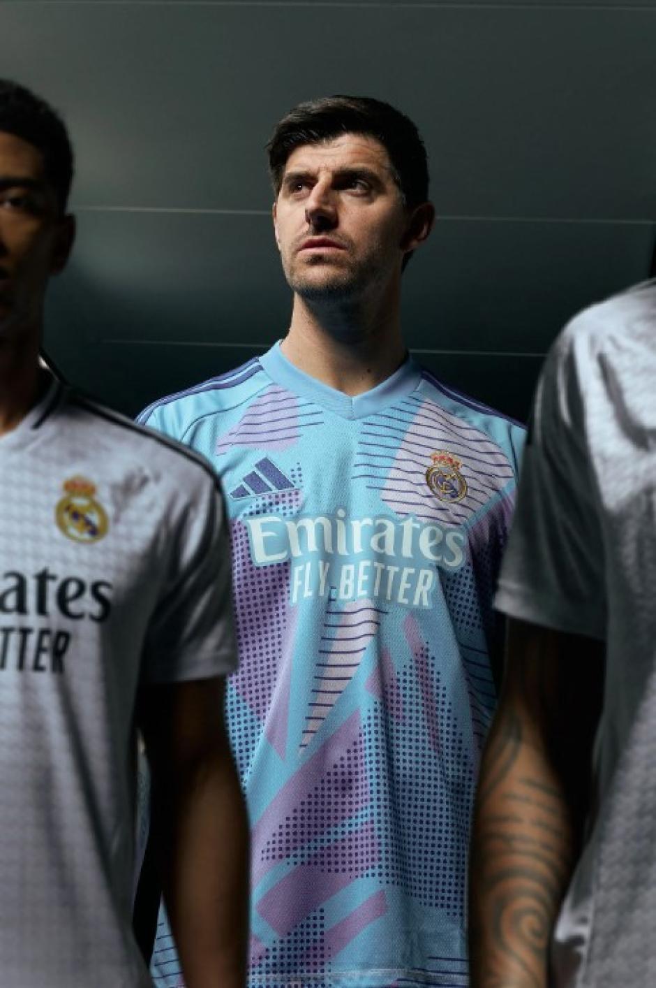 El Real Madrid y adidas presentan la camiseta para la temporada 2024-25. En esta ocasión, es un diseño minimalista en el que el color blanco incorpora un patrón de pata de gallo personalizado con las iniciales RM. Los detalles de la equipación son en negro, como el patrocinador, el logotipo de adidas, las franjas de los hombros y la línea del cuello en V.

La camiseta, que con este diseño limpio hace referencia al ADN del Real Madrid, está confeccionada con los materiales más avanzados y cuenta con la tecnología HEAT.RDY, que regula el flujo del aire para mantener a los jugadores frescos durante los partidos.