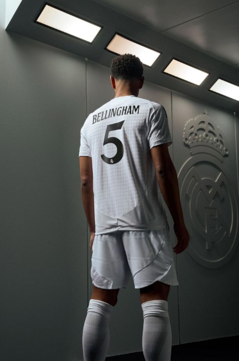 El Real Madrid y adidas presentan la camiseta para la temporada 2024-25. En esta ocasión, es un diseño minimalista en el que el color blanco incorpora un patrón de pata de gallo personalizado con las iniciales RM. Los detalles de la equipación son en negro, como el patrocinador, el logotipo de adidas, las franjas de los hombros y la línea del cuello en V.

La camiseta, que con este diseño limpio hace referencia al ADN del Real Madrid, está confeccionada con los materiales más avanzados y cuenta con la tecnología HEAT.RDY, que regula el flujo del aire para mantener a los jugadores frescos durante los partidos.