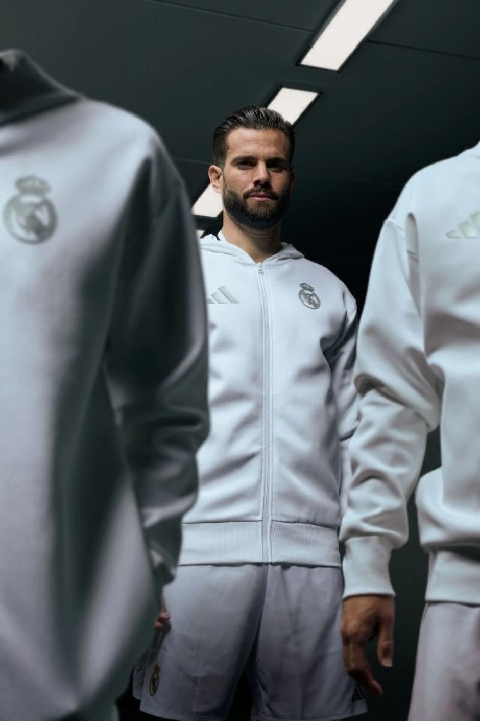 El Real Madrid y adidas presentan la camiseta para la temporada 2024-25. En esta ocasión, es un diseño minimalista en el que el color blanco incorpora un patrón de pata de gallo personalizado con las iniciales RM. Los detalles de la equipación son en negro, como el patrocinador, el logotipo de adidas, las franjas de los hombros y la línea del cuello en V.

La camiseta, que con este diseño limpio hace referencia al ADN del Real Madrid, está confeccionada con los materiales más avanzados y cuenta con la tecnología HEAT.RDY, que regula el flujo del aire para mantener a los jugadores frescos durante los partidos.