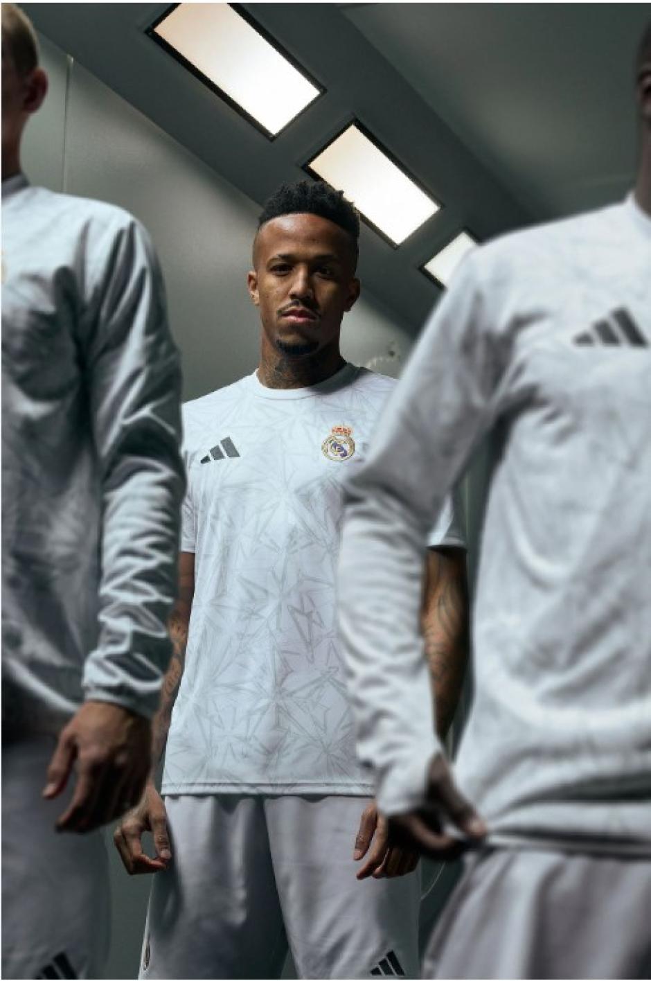 El Real Madrid y adidas presentan la camiseta para la temporada 2024-25. En esta ocasión, es un diseño minimalista en el que el color blanco incorpora un patrón de pata de gallo personalizado con las iniciales RM. Los detalles de la equipación son en negro, como el patrocinador, el logotipo de adidas, las franjas de los hombros y la línea del cuello en V.

La camiseta, que con este diseño limpio hace referencia al ADN del Real Madrid, está confeccionada con los materiales más avanzados y cuenta con la tecnología HEAT.RDY, que regula el flujo del aire para mantener a los jugadores frescos durante los partidos.