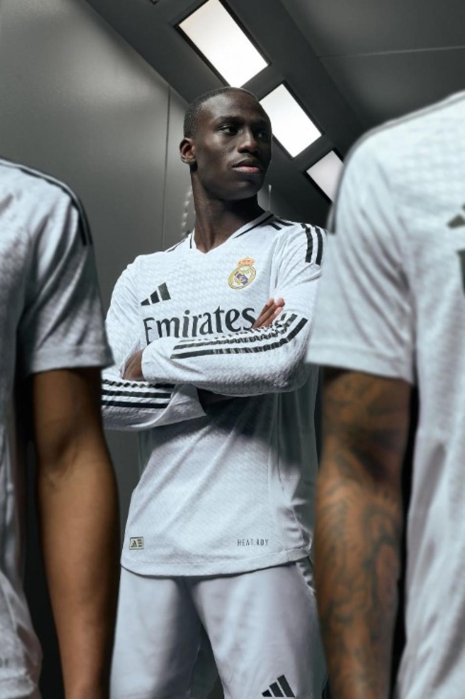 El Real Madrid y adidas presentan la camiseta para la temporada 2024-25. En esta ocasión, es un diseño minimalista en el que el color blanco incorpora un patrón de pata de gallo personalizado con las iniciales RM. Los detalles de la equipación son en negro, como el patrocinador, el logotipo de adidas, las franjas de los hombros y la línea del cuello en V.

La camiseta, que con este diseño limpio hace referencia al ADN del Real Madrid, está confeccionada con los materiales más avanzados y cuenta con la tecnología HEAT.RDY, que regula el flujo del aire para mantener a los jugadores frescos durante los partidos.