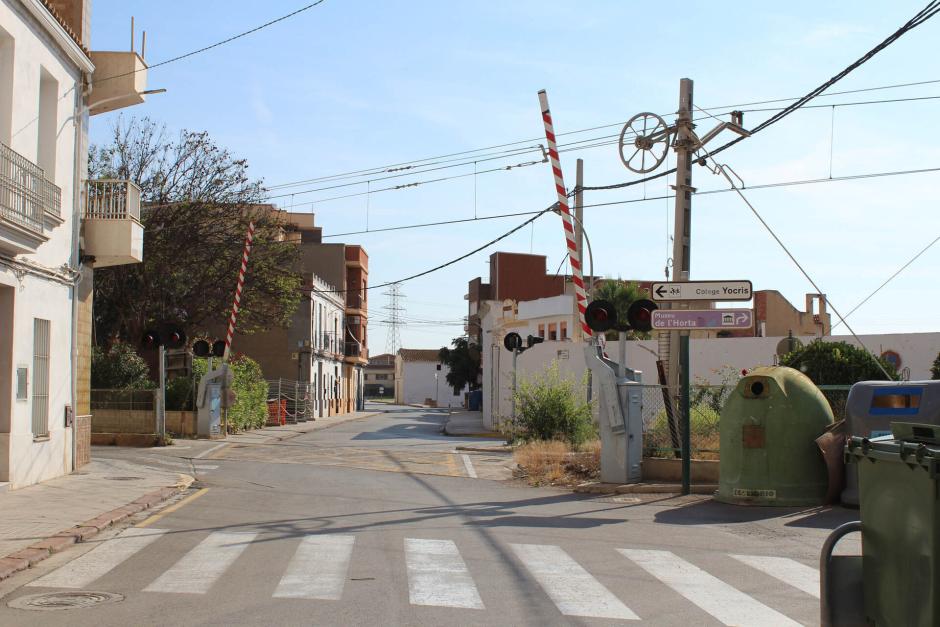 Paso a nivel en la avenida Antiguo Reino de Valencia, en el municipio de Almácera, ya trasladado